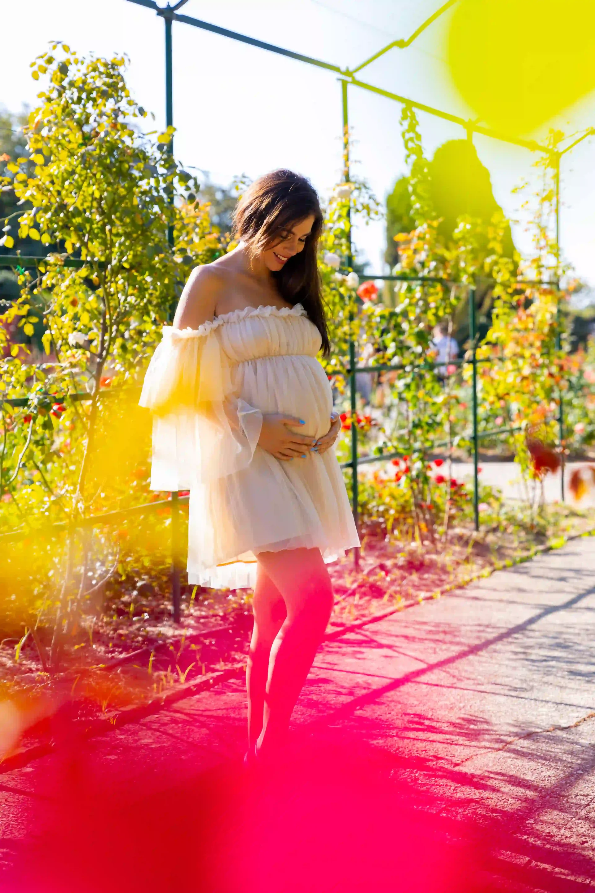 photo-grossesse-nice-paca-4 photo de grossesse, femme regardant son ventre, entourée de fleurs