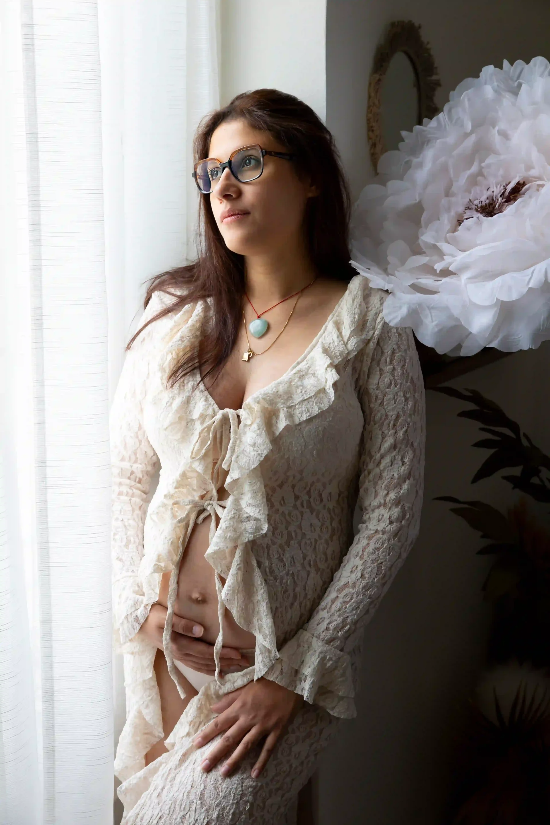 photo de grossesse, femme à côté d'une fleur géante